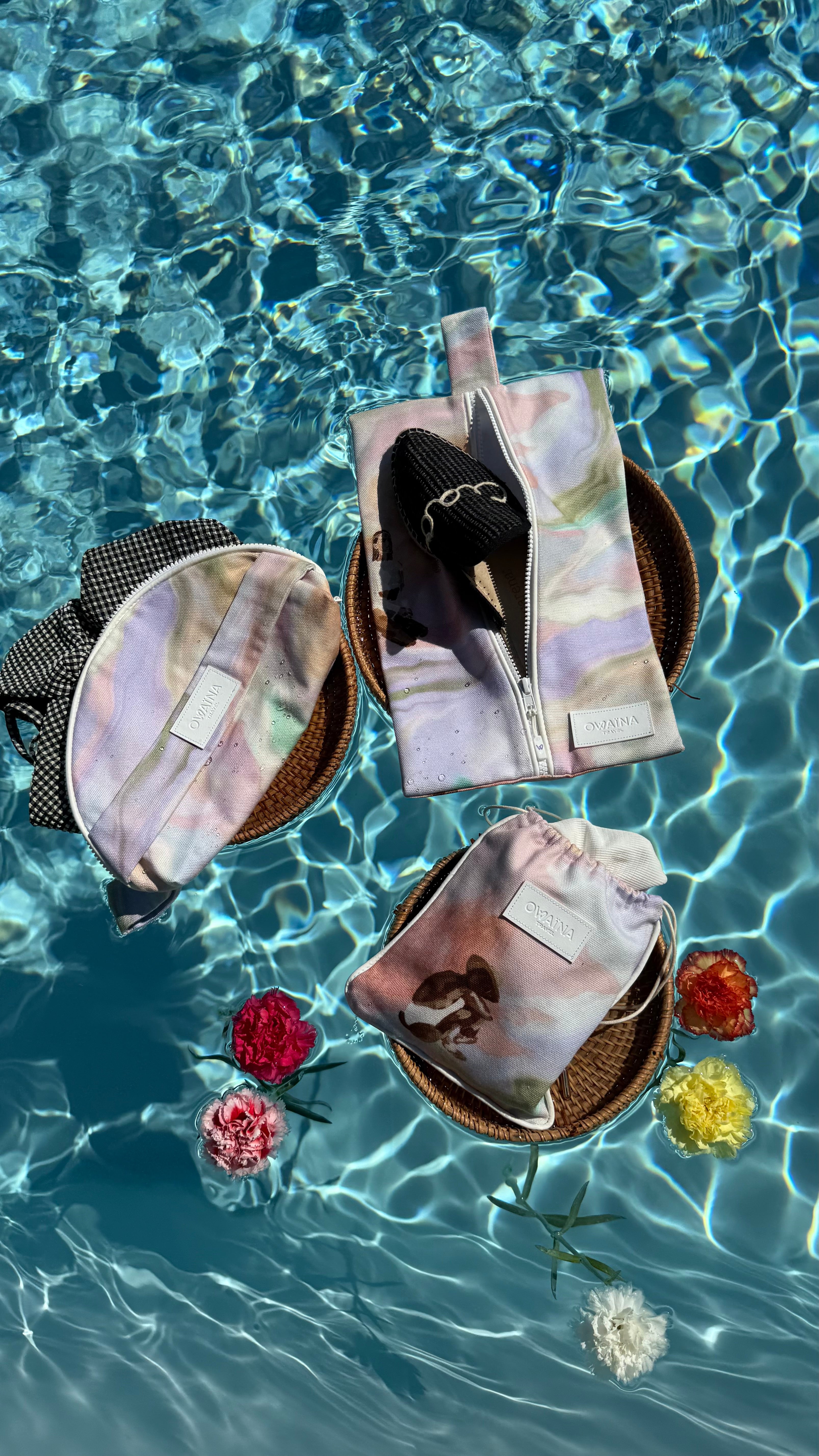 Pack de trois accessoires de plage pour organiser son sac de plage. Contenant une trousse à maillot, une housse à chaussure et un sac pour la lingerie. Ils sont présentés flottant au dessus d'une piscine sur des paniers osier.
