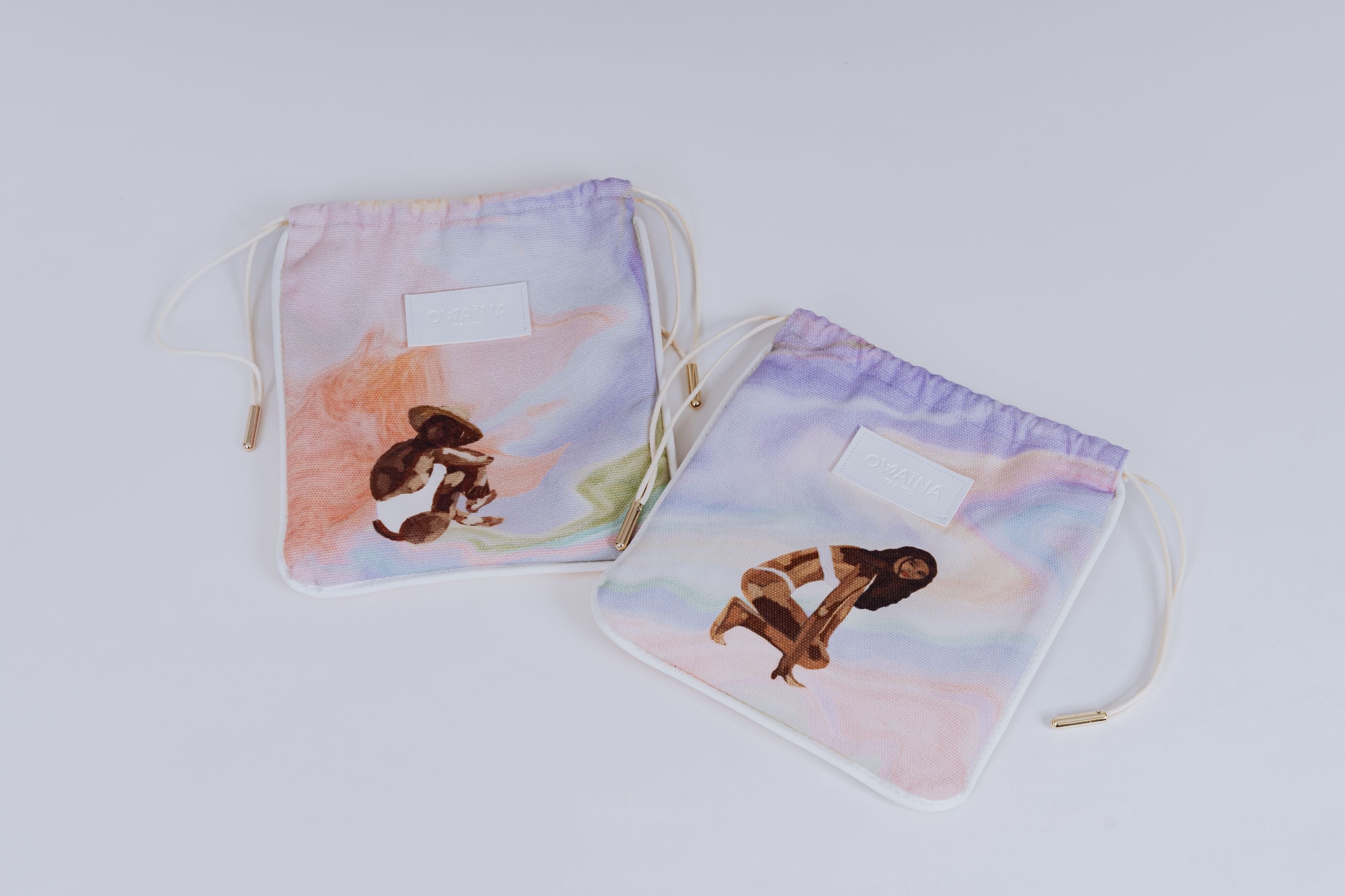 Deux pochettes pour lingerie à cordon  Owaïna pastel sur fond blanc épuré.