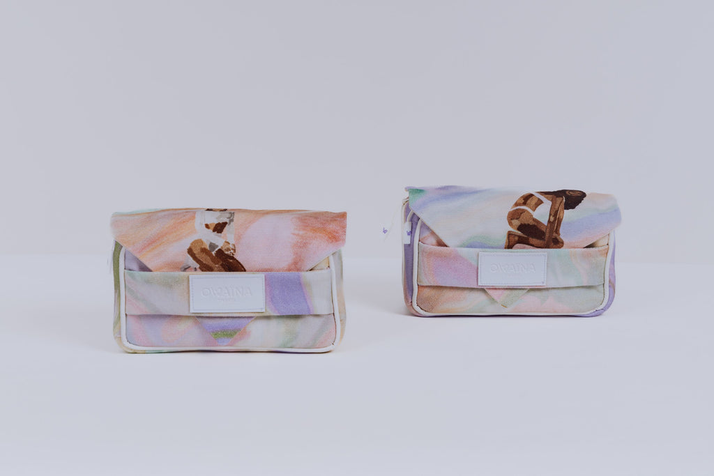 Deux trousses à chargeurs avec double compartiments Owaïna aux motifs pastel artistiques présentées sur fond blanc.