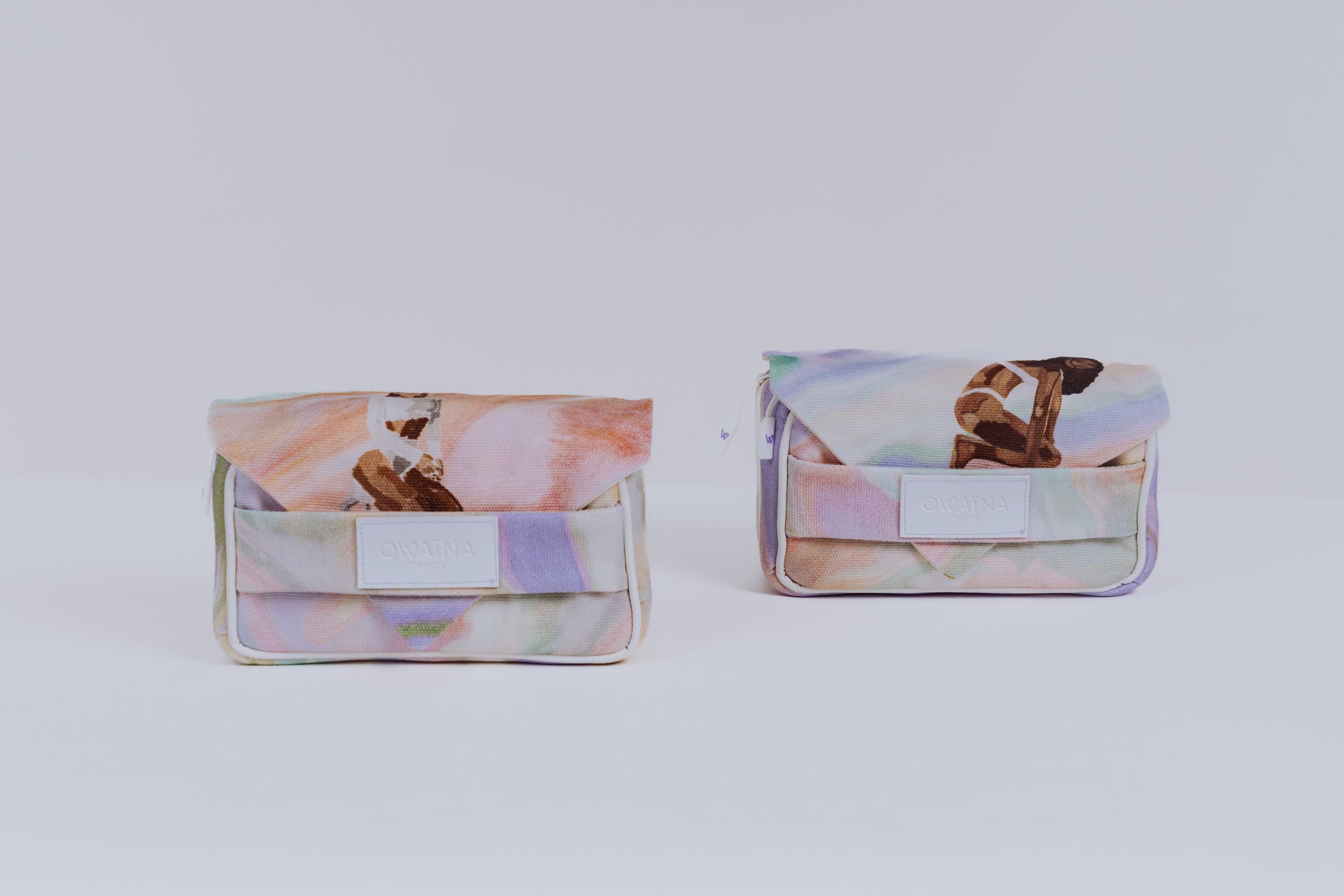 Deux trousses à chargeurs avec double compartiments Owaïna aux motifs pastel artistiques présentées sur fond blanc.