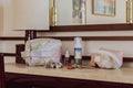 Pack de deux accessoires de voyage à compartiments avec trousse de toilette et à maquillage pour voyage. Trousses de voyage Owaïna avec produits de beauté sur une coiffeuse.
