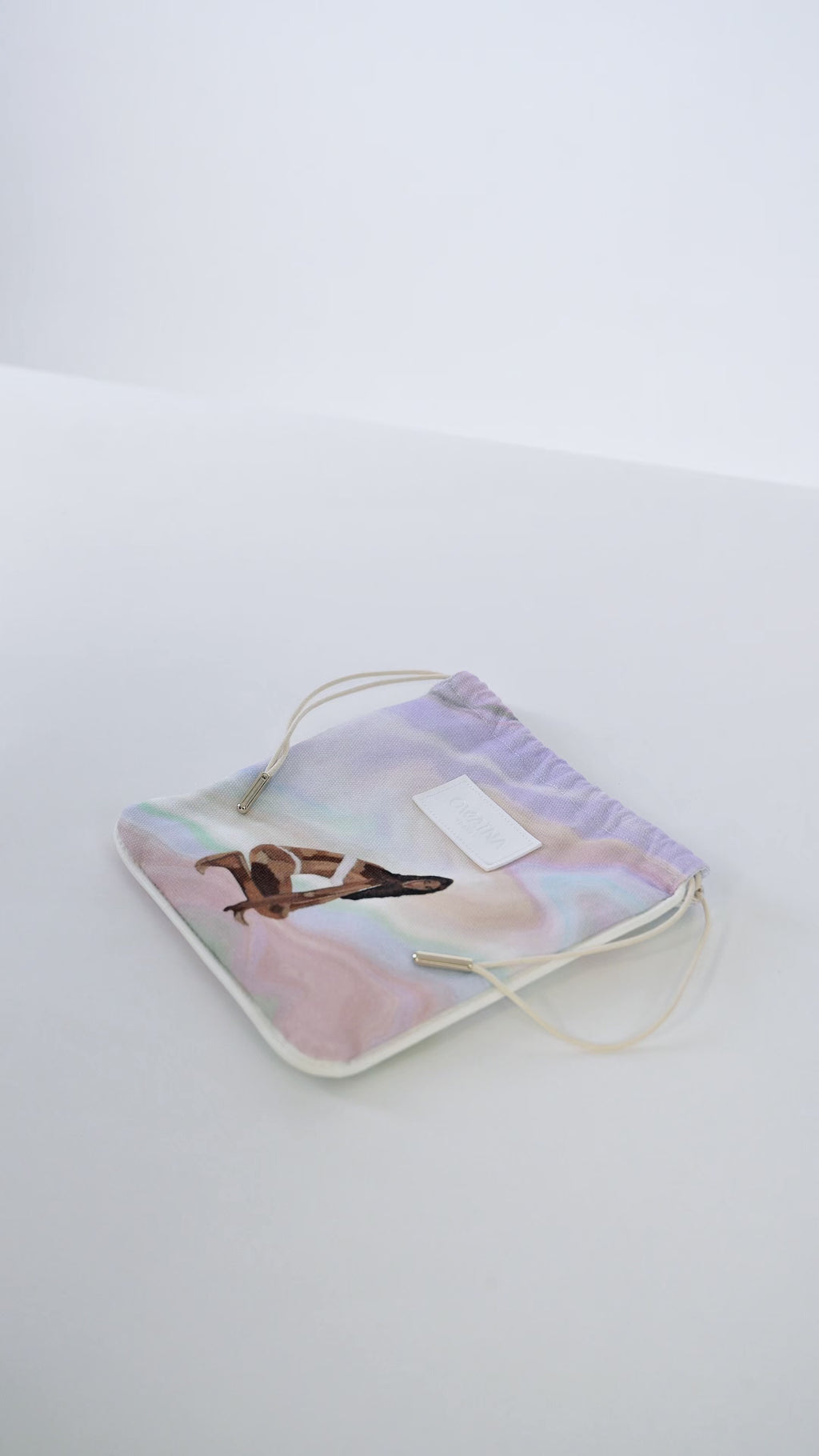 Vidéo pochette pour lingerie à cordon Owaïna pastel sur fond blanc épuré.