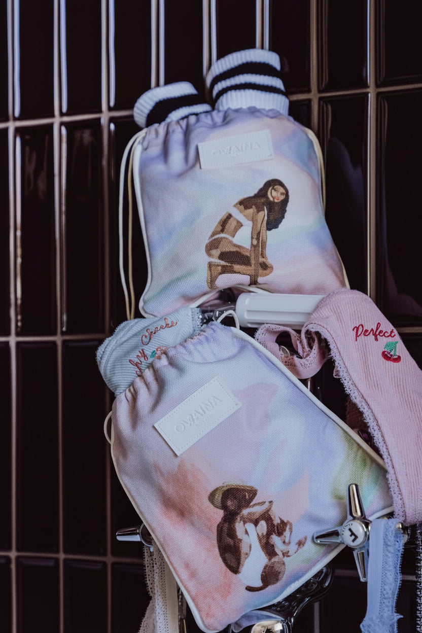 Deux sacs à lingerie pour voyage destinés aux femmes. Disposé dans une salle de bain luxueuse et lumineuse.